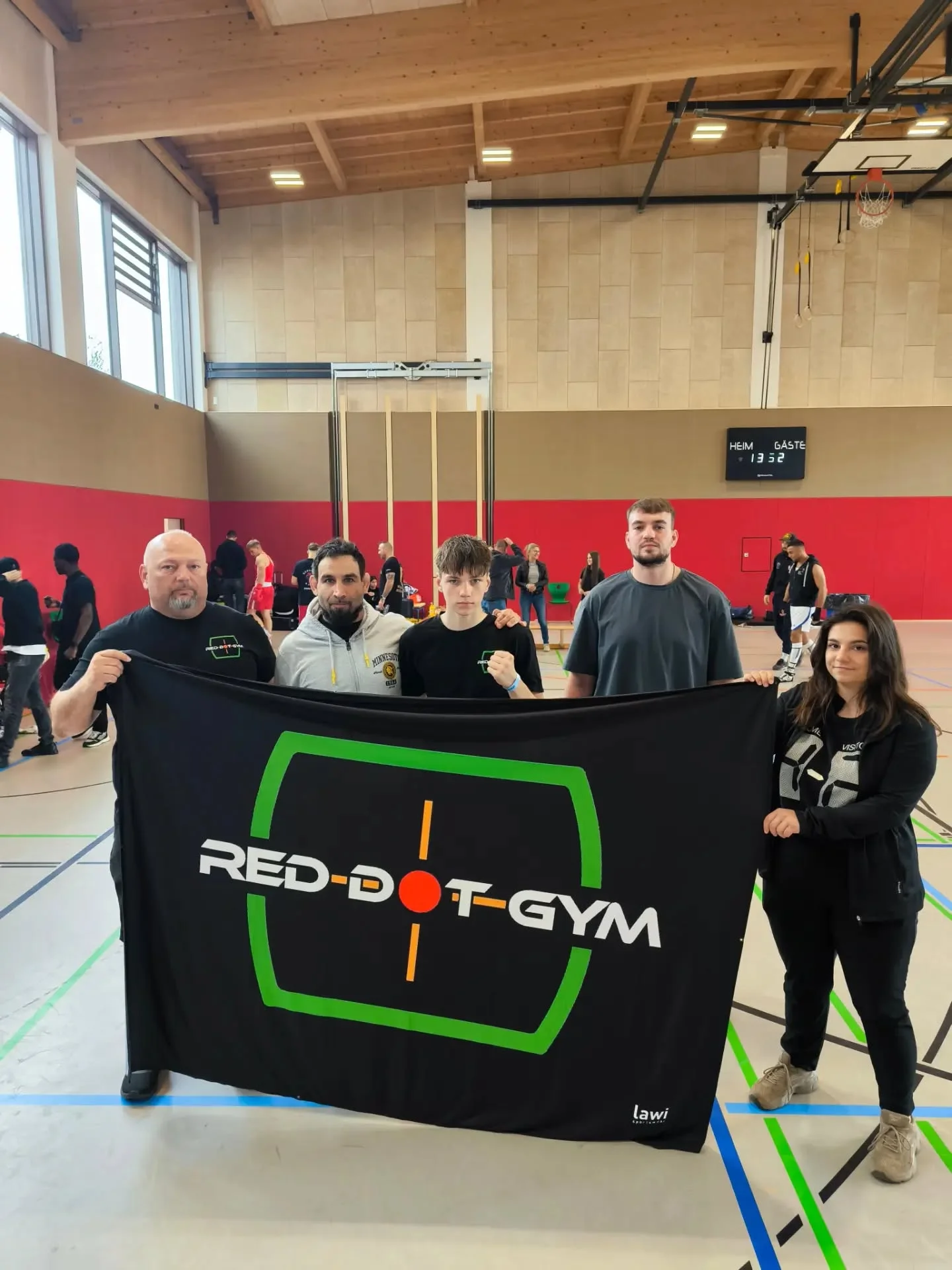 14.6. International Zittauer Boxturnier. Na tento boxerský turnaj jsme se velice těšili, jelikož minulý ročník byl parádní, od organizace, atmosféry až po výkony všech borců i rozhodčích. @roggenbuckjaromir dokonce ovládl svou kategorii, ale tentokrát nemohl nastoupit kvůli menší bolístce.

Tento ročník jsme ale byli velmi zklamáni, naši borci předvedli skvělé bitvy, @koudasssss v prvním zápase porazil domácího borce ve 2.kole RSC, ač se rozhodčí snažili soupeři dost pomáhat. Ve finále předvedl Ondra další výborný výkon, který jeden rozhodčí viděl 30:27 pro nás, avšak zbyli dva rozhodčí byli jediní v hale kteří viděli zvítězit domácího borce. Ondra předvedl skvělé výkony, zlepšuje se každým zápasem a výkonem nám udělal velikou radost, pro nás jasné vítězství, ve kterém ukázal vůli po vítězství i technickou vyspělost 👏

@vaclav_jelinek1 měl v kategorii pouze jednoho borce, se kterým svedli vyrovnanou bitvu. Venda do zápasu vletěl po trochu zkrácené přípravě a tak mu brzy začala odcházet kondice, plán byl tedy jasný prosadit se krátkými tvrdými kombinacemi, což se Vendovi i celkem dařilo, dokonce se povedlo soupeře zasáhnout tak tvrdě, až trochu zavrávoral, ale místo počítání, byl soupeř poslán do rohu, aby mu trenér zkontroloval rukavice 😅 Je však pravdou, že soupeř natrefoval více technických úderů, které sice neměli razanci, ale počítat se asi dali. Venda tudíž prohrál na body, ač bojoval a snažil se ukončit soupeře do poslední vteřiny.

Otřesné a tendenční výkony rozhodčích nepoškodili pouze nás, ale prakticky všechny hostující, od polských týmů až po Českou repre. Úplně nechápu smysl takovýchto turnajů a jak jsem psal, po minulém ročníku je to absolutní zklamání a nikdy více... 

Naším borcům děkujeme za skvělé výkony, které nám udělali radost, zlepšení je vidět každým zápasem a těšíme se na vaše další vystoupení 👏 Děkujeme Terce, za pomoc s přípravou borců a práci v rohu. Díky také všem co nás podporují 🙏

#reddotgym #mladaboleslav #boxing #trainingfightingeveryday
