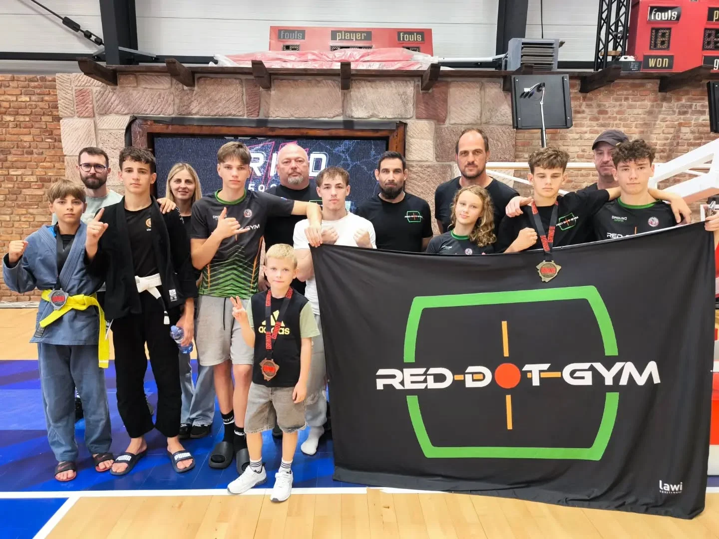 Grind 14 Praha

Luky @l_u_k_y_s_s_ Kubín měl pouze jednoho soupeře, kterého dokázal 2x porazit, ač si druhý zápas značně zkomplikoval 🏆

Dominik @d.barvin Barvinský předvedl skvělé zápasy, první turnaj, skvělý wrestling a 3 vítězství na submission ze 4 zápasů mu vyneslo krásné stříbro 🥈

Emče Linkové se turnaj tentokrát úplně nepovedl, sice bojovala srdnatě, ale v kategorii těžších a starších dětí bohužel na vítězství nedosáhla, i tak předvedla velmi dobrý výkon 👏

Jarda @yaroslav_bjj Solovei dokázal takticky a téměř bez chyb zvítězit ve všech třech jeho zápasech a tak sebral zlato 🏆

Vovka @vovka_demchuk Demchuk svému jedinému soupeři bohužel podlehl, ač zlepšení bylo vidět a příště to jistě bude ještě lepší 🥈

Ondra Smutný také bohužel podlehl nad svými zkušenějšími soupeři a tak na něj zbyl bronz 🥉

Jardovi Roggenbuckovi a Ondrovi Koudelkovi bohužel nenastoupili soupeři, a tak bohužel vůbec nezápasili.

Jako akademie jsme skončili na krásném 7. místě z 20 akademii.

Moc děkujeme rodičům a všem co nás podporují 🙏

#reddotgym #mladaboleslav #forcabrava #bjj #trainingfightingeveryday