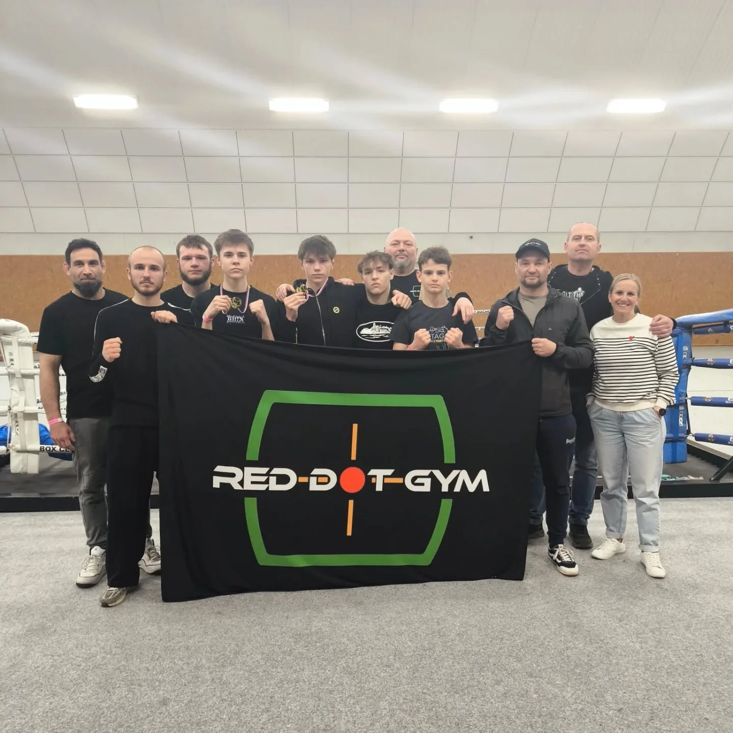 Národní Liga Boxu Strupčice 

Vladan @vladanek_ Krejčí předvedl opět skvělý výkon, soupeře přejel ve všech kolech, začíná si prohrávat s oběma guardy a tak si připisuje další již 5. vítězství bez jediné porážky 🏆👏

Ondra @koudasssss Koudelka v tvrdém aktivním zápase předvedl dobrou techniku, větší vůli zvítězit než soupeř a tak také vyhrál každé kolo, tím i celý zápas a připisuje si třetí vítězství v řadě 🏆

Luky @l_u_k_y_s_s_ Kubín měl několikrát zkušenějšího soupeře a ač se Luky snažil, jen tvrdost zápas nevyhrává a tak zápas prohrál, ale ukázal "srdíčko" a přibyly velké zkušenosti 👏

Honzík @jan.sulcxd Šulc se do zápasu hlavou téměř nedostal, po dvou podkopnutích od soupeře spíš i ztratil zbytek chutí zápasit. A tak možná i trochu zbytečně prohrál.

Vláďa @vl_ad8851 Poniatovskyi předvedl se soupeřem velice hezký duel. Soupeř skončil se dvěma tržnými ranami v obličeji, Vláďa bez poškození. Rozhodčí rozhodli ve prospěch soupeře, za nás nepochopitelně, ač sám Vláďa ví, že do zápasu mohl dát ještě o trochu víc.

Jarda @roggenbuckjaromir Roggenbuck v zápase nechtěl zajít do svých kondičních rezerv a tak také zbytečně prohrál na body, ač v posledním kole soupeře dostal do počítání. Jára má také rozhodně navíc, ale vůli po vítězství v sobě musí najít sám.

Děkujeme zápasníkům za reprezentaci, ač spousta z vás má na lepší výkony. Své jsme si k tomu s trenéry řekli a tak doufáme, že příště to bude lepší. Děkujeme rodičům a všem co nás podporují 🙏 

#reddotgym #mladaboleslav #boxing #betterfuture #trainingfightingeveryday