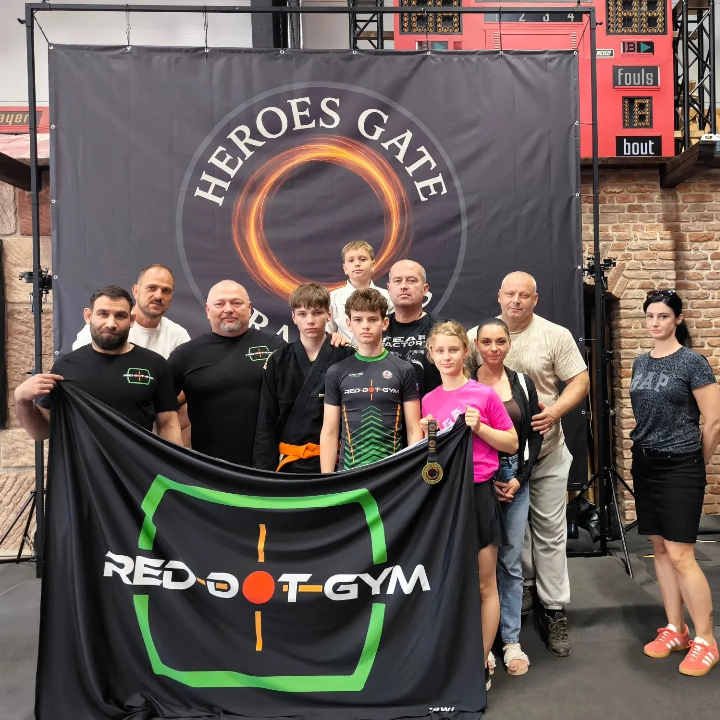 1. ročník Heroes Gate Grappling. Velmi dobře organizovaný turnaj, který by si rozhodně zasloužil větší účast.

Emča Linková zaznamenala 2x submission a odváží si zlato 🏆

Romča Bartoš se po dlouhé době vrátil k závodění, získal stříbro v kategorii Gi, a stejně tak zabojoval v kategorii No-Gi. 2x 🥈

Ondra @koudasssss Koudelka s Lukym @l_u_k_y_s_s_ Kubínem tentokrát ve stejné kategorii, kde oba podlehli jedinému soupeři a tak si rozebrali stříbro a bronz mezi sebou 🥈🥉

Týmově jsme se umístili na pátém místě z 21 gymů.

Děkujeme zápasníkům za reprezentaci, rodičům a všem co nás podporují 🙏

#reddotgym #mladaboleslav #forcabrava #bjjkids
#bjjtournament