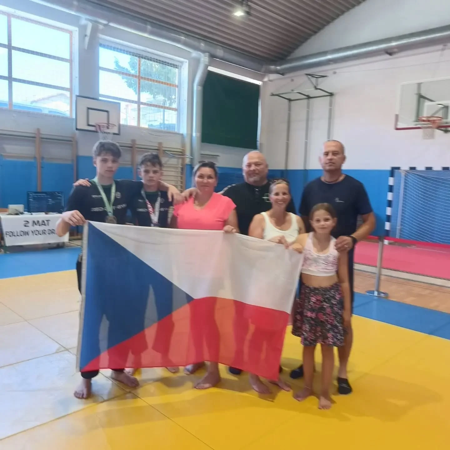 Ani o prázdninách jsme se nenudili...

@l_u_k_y_s_s_ a @koudasssss vycestovali do Slovinska na dovolenou kde si zašli na Ratiborec BJJ open 2026, kde měli oba jednoho soupeře. Ondrovi se podařilo získat zlato 🏆 a Luky bohužel podlehl 2:1 na zápasy svému soupeři a tak skončil druhý 🥈.

Oba ještě vyrazili na BJJ turnaj do Lince v Rakousku, kde se Ondrovi podařilo vyhrát turnaj v No-Gi mezi dospělými v nabité kategorii 17ti lidí 🏆👏 Luky bohužel vypadl v prvním kole. Do kimona se na turnaji nikdo nepřihlásil a tak chlapci zůstali ve stejné kategorii spolu 🏆🥈

Emča Linková a @vovka_demchuk vyrazili na Pardubice Grappling Open, ve sloučené skupině předvedli výborné výkony. Emče ukradla celkové vítězství po skvělém výkonu a 2 submission rozhodčí, poté co nedostala bodový příděl. Vovkovi se podařilo zvítězit jednou na body. Výsledek Emča stříbro 🥈 Vovka bronz 🥉 

Prázdniny nám začali seminářem s naším mistrem @lechito82 , který nám opět ukázal skvělé techniky a ocenil snažení našich bojovníků. Na oplátku jsme se vydali v srpnu i my za mistrem do Opole, kde jsme strávili 4 dny ve kterých jsme stihli 6 tréninků. Moc děkujeme mistru Lezskovi za seminář, i tu možnost přijet za ním, a za všechny znalosti a energii, kterou do nás vkládá 🙏

Prázdniny končí a tak nás zase čeká řádná dávka turnajů a dalších eventů, tak nás sledujte a fanděte naším bojovníkům i v nových disciplínách jako MMA.

#reddotgym #mladaboleslav #bjj #mmastriking #mma