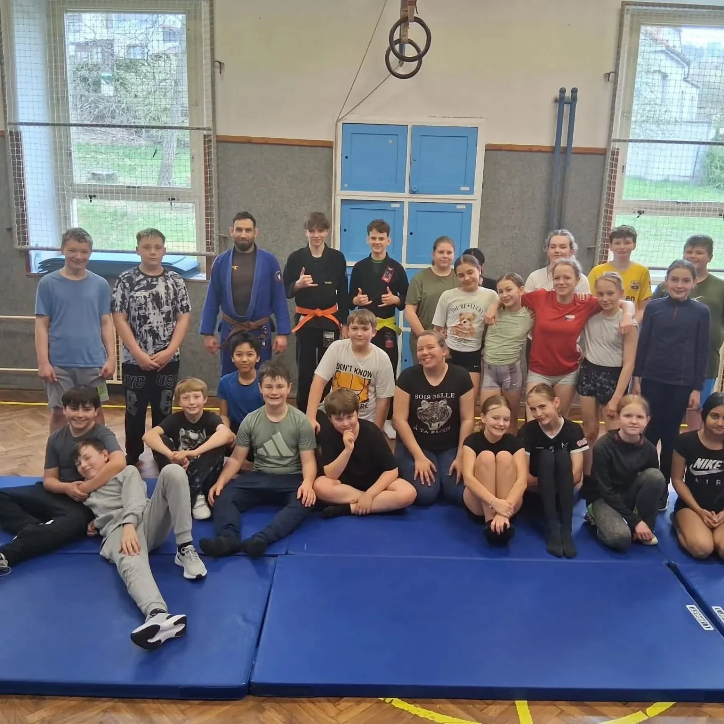 Další návštěva ZŠ Dobrovice, kde jsme mohli studentům ukázat pár prvků BJJ, které se hodí i do sebeobrany. Díky klukům Ondrovi @koudasssss a Lukymu @l_u_k_y_s_s_ za spolupráci a pomoc. Moc děkujeme učitelskému sboru a paní ředitelce za možnost ukázat BJJ dětem v jejich zařízení a budeme se těšit na další spolupráci, také děkujeme samotným dětem za pozornost a píli při výuce 🙏