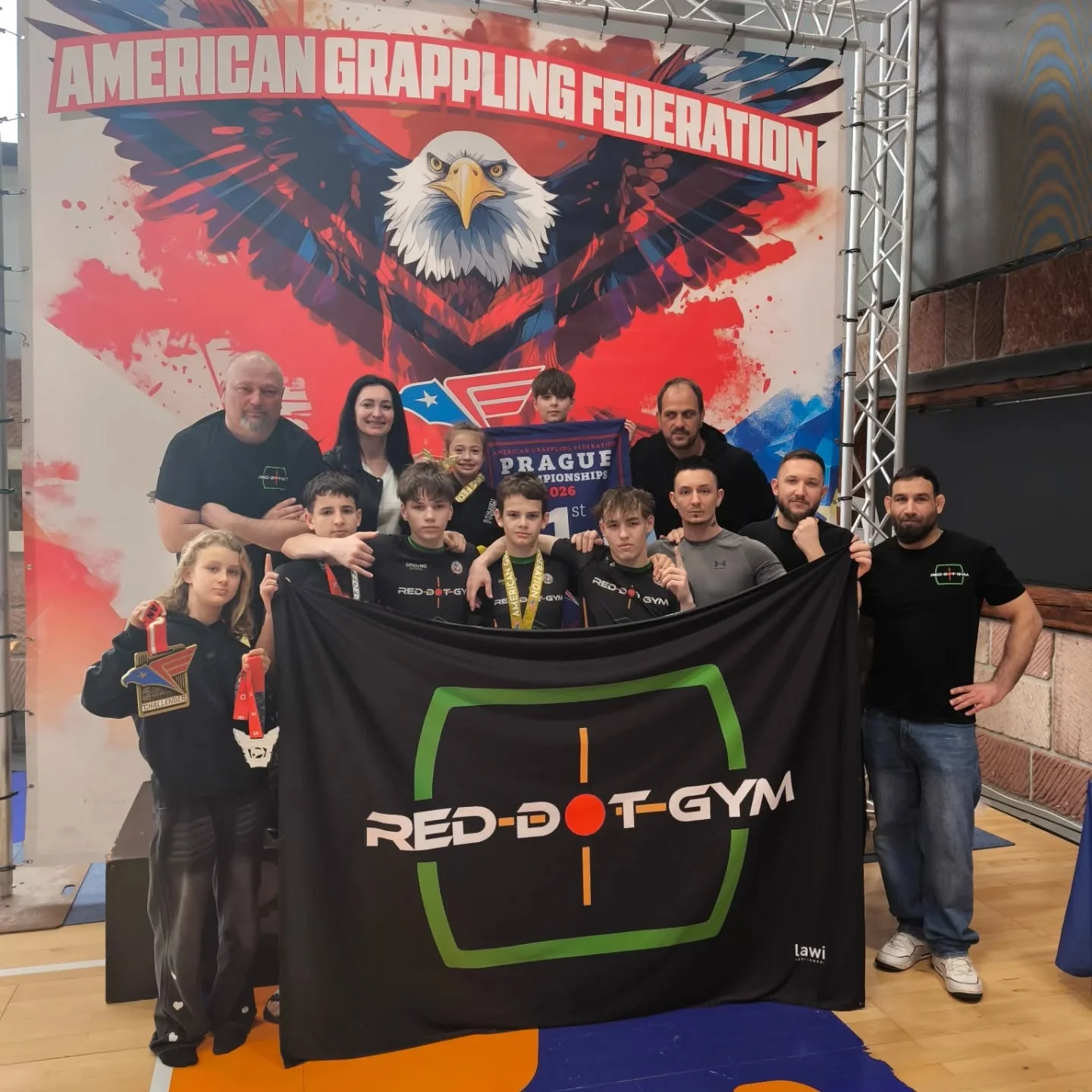 Skvěle organizovaný turnaj AGF Praha s menšími výchylkami od běžných IBJJF pravidel. Za nás naprosto super organizace, která si zaslouží i trochu větší účast a zájem bojovníků. 

Jára @_antiangel_xii Solovei No-Gi začátečníci 56.7kg stříbro 🥈 

Emilka Vavrysevych Yellow Belts 29.5 kg 2x win armbar tudíž zlato 🏆

Emča Linková Yellow 52.2 Kg, Emča po krásném výkonu nestačila jen na těžší soupeřku a tak bere stříbro 🥈

Ondra @koudasssss Koudelka si zápasil ve své kategorii 14-15 Green stříbro 🥈
Také se poprvé vrhl mezi dospělé a předvedl hezké výkony - 18+ Blue Belts také stříbro 🥈 a do třetice Challenger 18+ Blue Belts opět stříbro 🥈 

Vovkovi @vovka_demchuk Demchuk se tentokrát moc nedařilo. Vovka musí přidat více bojovnosti, i tak získal v kat. 12-13 let Yellow Belts 38.6 kg bronz 🥉

Jarda @roggenbuckjaromir Roggenbuck Blue Belts 65.8 Kg zlato 🏆

Lukáš @l_u_k_y_s_s_ Kubín Yellow 14-15let  61.2 Kg 2x triangl win a zlato 🏆

Vojta @maestrovojta Novák ve své premiéře White Belts  stříbro 🥈

Tomáš @stransky.tom_ Stránský také ve své premiéře White Belts stříbro 🥈

V celkově kategorii dětí v kimonu jsme získali zlato 🏆 
A v součtu všech bodů jsme se mezi týmy umístili na 4. místě se ztrátou dvou bodů na třetí tým 

Všem moc děkujeme za reprezentaci a předvedené výkony a těšíme se na další společná dobrodružství 🤙 Díky také rodičům a všem co nás podporují🙏

#reddotgym #mladaboleslav #forcabrava #bjjtournament #trainingfightingeveryday