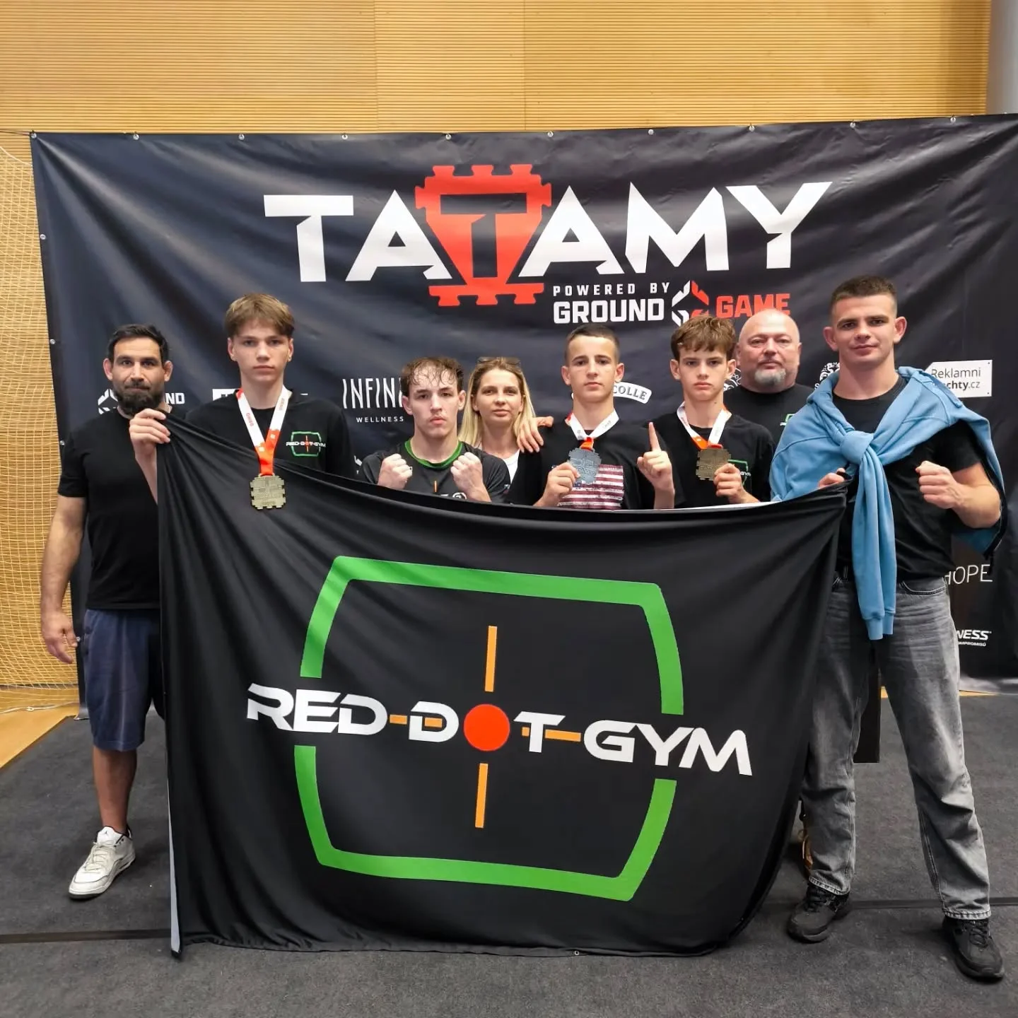 Tatamy 4 Brno

Do Brna vyjeli vyzkoušet své dovednosti 4 naši borci.

Jarda @yaroslav_bjj Solovei předvedl moc hezký výkon, pokračuje tak ve výkonech z posledních turnajů, navíc se opět o kousek posunul ve své hře. 2 vítězství na submission, jedna porážka a stříbrná medaile 🥈

Lukáš @l_u_k_y_s_s_ Kubín narazil pouze na jednoho soupeře, kterého jednou porazil na submission a jednou na body. Luky předvedl takticky vyspělý výkon, uměl si počkat na chybu soupeře, ale také zabrat a zrychlit, když se zápas nevyvíjel pozitivně, krásná práce a zlato 🏆

Ondra @koudasssss Koudelka nastoupil do kategorie s o 8 kg těžšími borci. Oba své soupeře absolutně přejel na body 8:0 a 11:0 navíc ho od vítězství na submission dělila asi vteřina. Krásný vyspělý výkon a prvni zlatá z Brna 🏆

Jarda @roggenbuckjaromir Roggenbuck poprvé v kategorii pokročilých dospělých zjistil, že je to zase o kus rychlejší a silnější kategorie než je zvyklý, navíc zapomněl, že přibylo pár leglocků. 3 zápasy prohrál na submission, ale vyhrál alespoň poslední zápas, který mu snad ukázal cestu jak v kategorii zápasit. Rozhodně se nemá zač stydět, víme na čem zapracovat a příště bude lepší.

Děkujeme zápasníkům za skvělé výkony 👏
Děkujeme také rodičům, všem co nás podporují a celému týmu 🙏

#reddotgym #forcabrava #mladaboleslav #bjj #bjjnogi