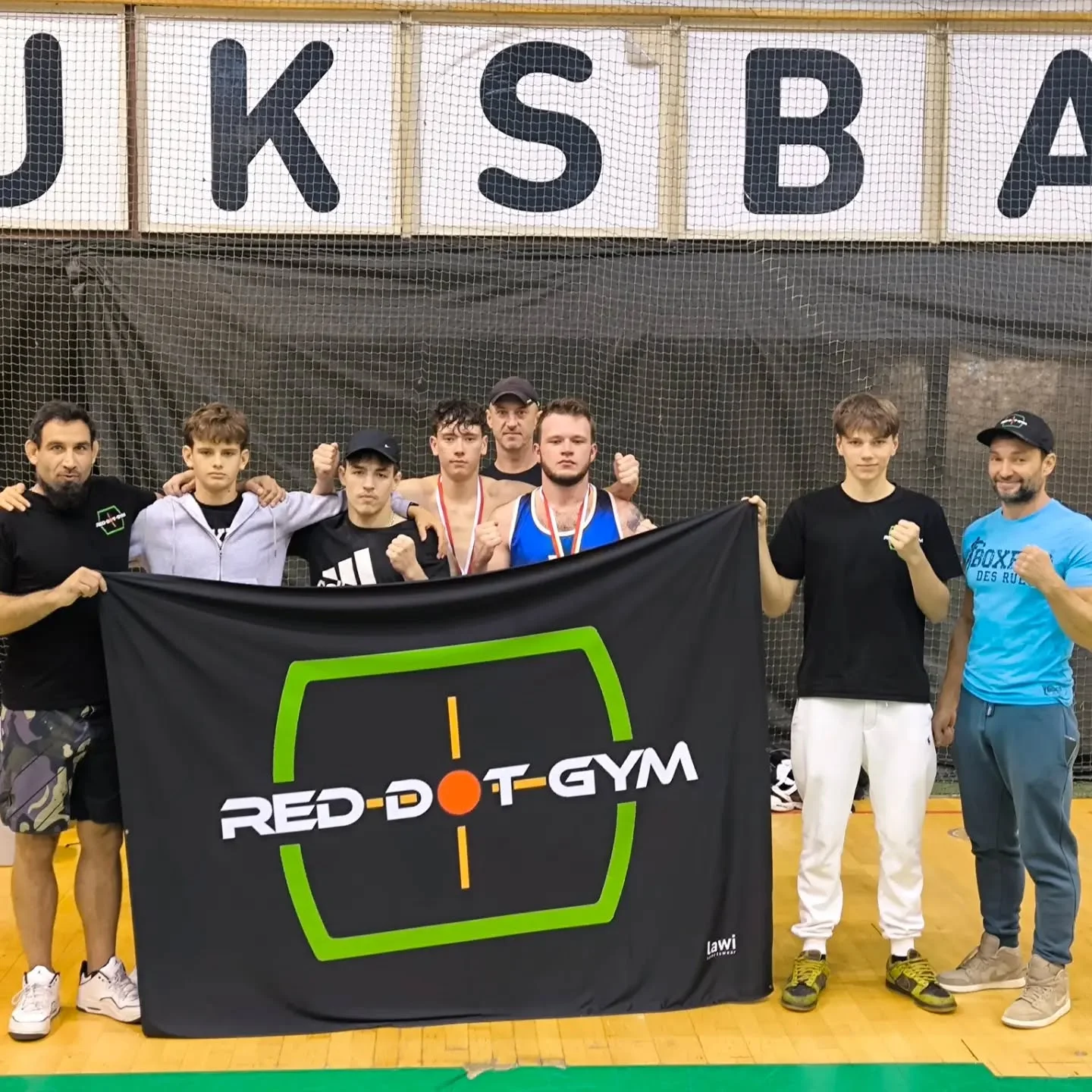 Boxerská Gala o Puchar Burmistrza miasta Zgorzelec

Po roce nás Tomáš Zieba opět pozval na skvělou charitativní galu do města Zgorzelce, za což moc děkujeme 🙏

Dominik @d.barvin Barvinský předvedl se soupeřem velice hezký technický box, chlapci si prakticky stoupli do středu ringu, kde si testovali své dovednosti delšími kombinacemi a jen občasně si odpočinuli ústupem. Ani rozhodčí neměli pochyb o jasném vítězství našeho Dominika, který byl přesnější a aktivnější, svého soupeře rozebíral střídáním pásem a zvítězil 3:0 na body 🏆

Jenda @jan.sulcxd Šulc naopak naháněl svého soupeře po provazech, který přišel s pohybovým stylem a vytaženou přední rukou. Honzík prodal svou tvrdost, tlačil se do soupeře, trefoval tvrdé kombinace o 2-3 úderech a zkušeně zastavoval kombinace soupeře přední rukou. Jeden rozhodčí sice viděl zvítězit soupeře, ostatní rozhodčí však jasně rozhodli a každé kolo dali Honzíkovi, který tedy vyhrál 2:1 na body, ač za nás to byla jasná dominance a od počítání soupeře chyběli často ani ne centimetry 🏆

Jardovi Roggenbuckovi bohužel nedorazil soupeř, ale již brzy si také zazápasí, to se občas bohužel stane.

Oběma borcům moc děkujeme za krásné výkony 👏 Udělali jste na sobě opět obrovský progres, který je ještě cennější než vítězství.

Děkujeme rodičům, chlapcům co je-li podpořit své parťáky, všem co nás podporují a celému týmu 🙏

#reddotgym #mladaboleslav #boxing #ziebaboxing #trainingfightingeveryday