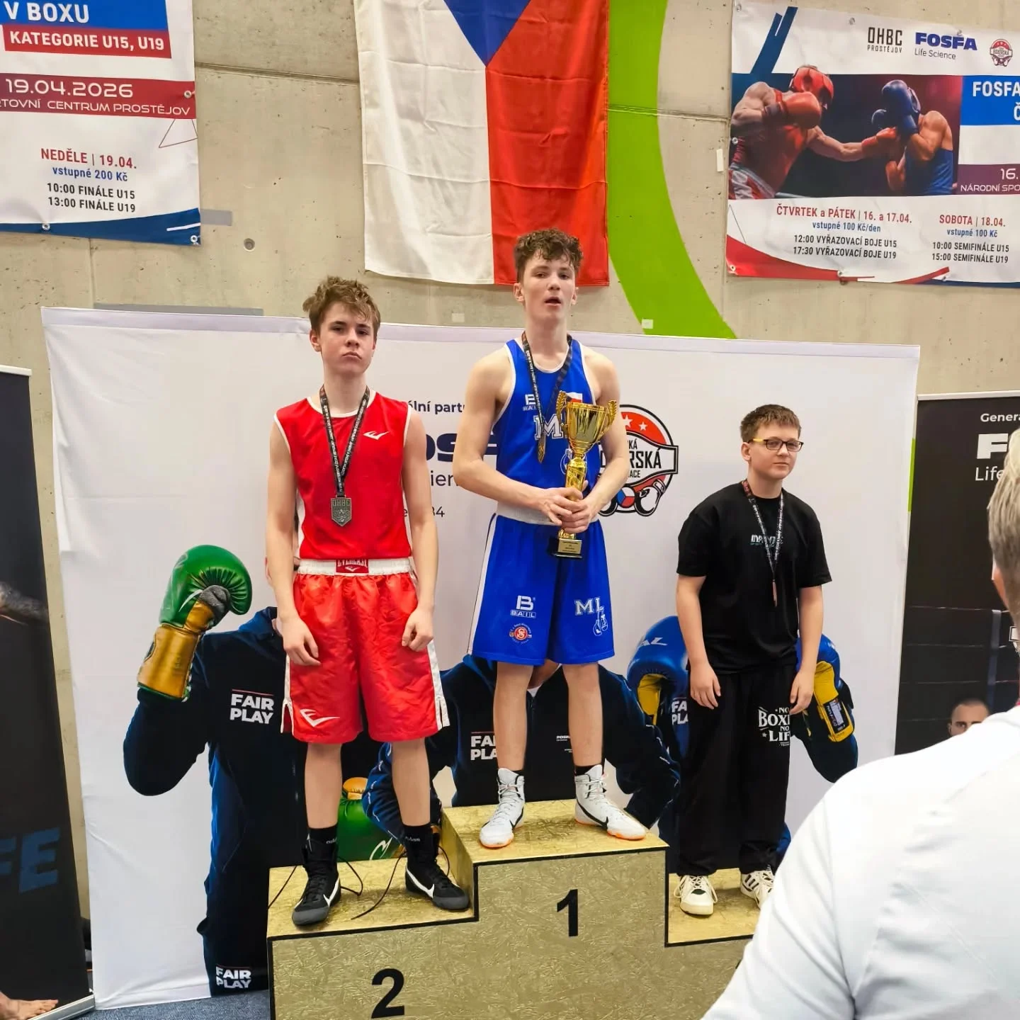 S Vláďou @vladanek_ Krejčím jsme se zúčastnili Mistrovství České republiky v Boxu U15 v Prostějově. Pro Vláďu v jeho váhové kategorii nebyl soupeř a tak jsme šli o váhu výš, kde byli původně 3 soupeři, bohužel se jeden soupeř odhlásil a vznikla situace, kdy jsme přes volný los šli rovnou do finále, a tak nám zbyli dva dny na trénink a focus na zápas, které jsme se snažili využít. I tak jsme bohužel ve finále na body prohráli, Vláďa v zápase nechal vše, bohužel nám nevyšlo první kolo a ač se Vláďa každým kolem zlepšoval a ve třetím i nejspíš převahu získal, tentokrát nás happy end nečekal. Na Vláďu jsme i tak moc hrdí, zápas byl atraktivní, plný tvrdých výměn i technických dovedností, po celou dobu pobytu v Prostějově se Vláďa choval vzorně, roste z něj skvělý chlap. Útěchou nám také bylo, že druhého soupeře Vláďa porazil už na poslední lize. Vezeme tedy stříbro 🥈, ale především cenné zkušenosti z celého výletu. Vláďovi moc děkujeme za reprezentaci klubu a těšíme se na jeho další vystoupení 🥊

#reddotgym #mladaboleslav #boxing #trainingfightingeveryday