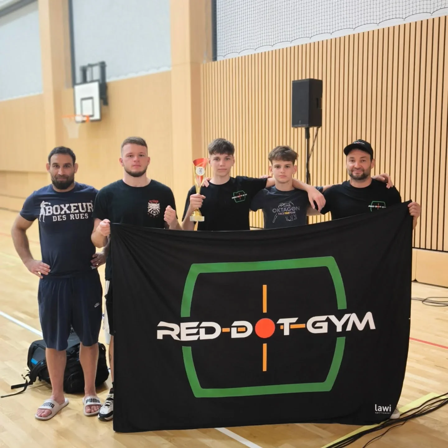 Chládek boxing a TBC Fightnight 

Povedená menší gala, kde jsme měli 2 borce.

Ondra @koudasssss Koudelka si poprvé střihl zápas v K1. Chlapci si nic nedarovali, souboj byl velmi aktivní a plný tvrdých přestřelek, Ondra ale odvedl skvělou práci, a ve všech kolech dominoval. Hlavní roli hráli dlouhé, přesné ruce, kterými Ondra soupeře zastavoval, předvedl také velmi dobrou obranu a přebírání kombinací, jasné vítězství 🏆

Honzík @jan.sulcxd Šulc na své první Gale nastoupil proti domácímu borci. V prvních dvou kolech jsme viděli vítězit spíše Honzíka, dokázal soupeře přebírat dobrým pohybem a následně přesně kontroval, natrefoval více čistých úderů. Ve třetím kole nás ale soupeř zaskočil obrovským tlakem, ve kterém sice moc nenatrefoval, ale Honzík na tlak nedokázal řádně odpovědět. Rozhodčí nakonec rozhodli ve prospěch domácího borce, ač za nás první dvě kola Honza vyhrál, soupeři i tak gratulujeme k vítězství, ukázal obrovské odhodlání ve třetím kole, které nejspíš rozhodlo.

Moc děkujeme Zdeňkovi a Mariovi za pozvání, v hale byla super atmosféra a galavečer se za nás povedl. Děkujeme všem co naše borce přijeli podpořit. Samozřejmě naším chlapcům za skvělé výkony, ve kterých opět ukázali další progres. Díky také všem co nás podporují 🙏

#reddotgym #mladaboleslav #chladekboxingtbcfightnight #k1 #boxing