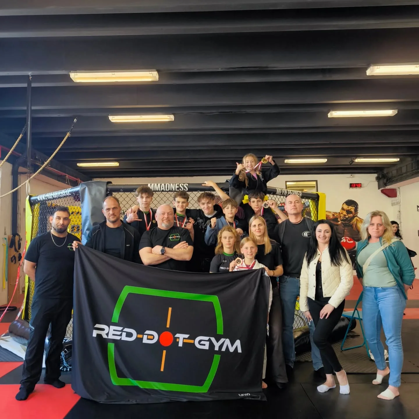 Pardubice Grappling Open vol.6

Opět velmi dobře organizovaný menší turnaj, kde si zápasníci mohli vyzkoušet BJJ v kleci.

Ondra @koudasssss Koudelka porazil 4 soupeře, přidal dvě submission a tedy jasné zlato 🏆

Lukáš @l_u_k_y_s_s_ Kubín porazil 2 soupeře, oba na submission a také si odváží zlato 🏆

Emilka Vavrysevych měla v kategorii pouze jednu soupeřku, kterou porazila 2:1 na zápasy a také si odvezla zlato 🏆

Vovka @vovka_demchuk Demchuk si odváží z turnaje skóre 1:1 a stříbrnou medaili 🥈

Jarda @yaroslav_bjj Solovei měl bohužel pouze jednoho soupeře, nad kterým nedokázal zvítězit a tak na něj zbyla stříbrná medaile 🥈

Johanka Vrabcová ve své premiéře příjemně překvapila celý tým svým velmi technickým a bojovným přístupem, ze čtyř zápasů dokázala vyhrát dva a v nejpočetnější kategorii získala velmi cenný bronz 🥉 

Emče Linkové se turnaj bohužel tentokrát nepovedl, nechala spousty sil na těžší soupeřce v prvním zápase a ač bojovala hezky, nepodařilo se dotáhnout žádnou submission a tak skončila na bramborové příčce, Emča se z toho oklepe a příště se určitě zadaří více.

Jarda @roggenbuckjaromir Roggenbuck bohužel zvítězil jen jednou, vyčkávací taktika se opět nevyplatila, rady z rohu nebral v potaz a tak se na stupínek vítězů také nedostal a skončil rovněž 4.

Děkujeme všem zápasníkům za reprezentaci a předvedené výkony. Jsme moc rádi, že nás jezdí zápasit čím dál víc. Děkujeme také rodičům a všem co nás podporují 🙏

#reddotgym #forcabrava #bjjtournament #bjjkids
#trainingfightingeveryday