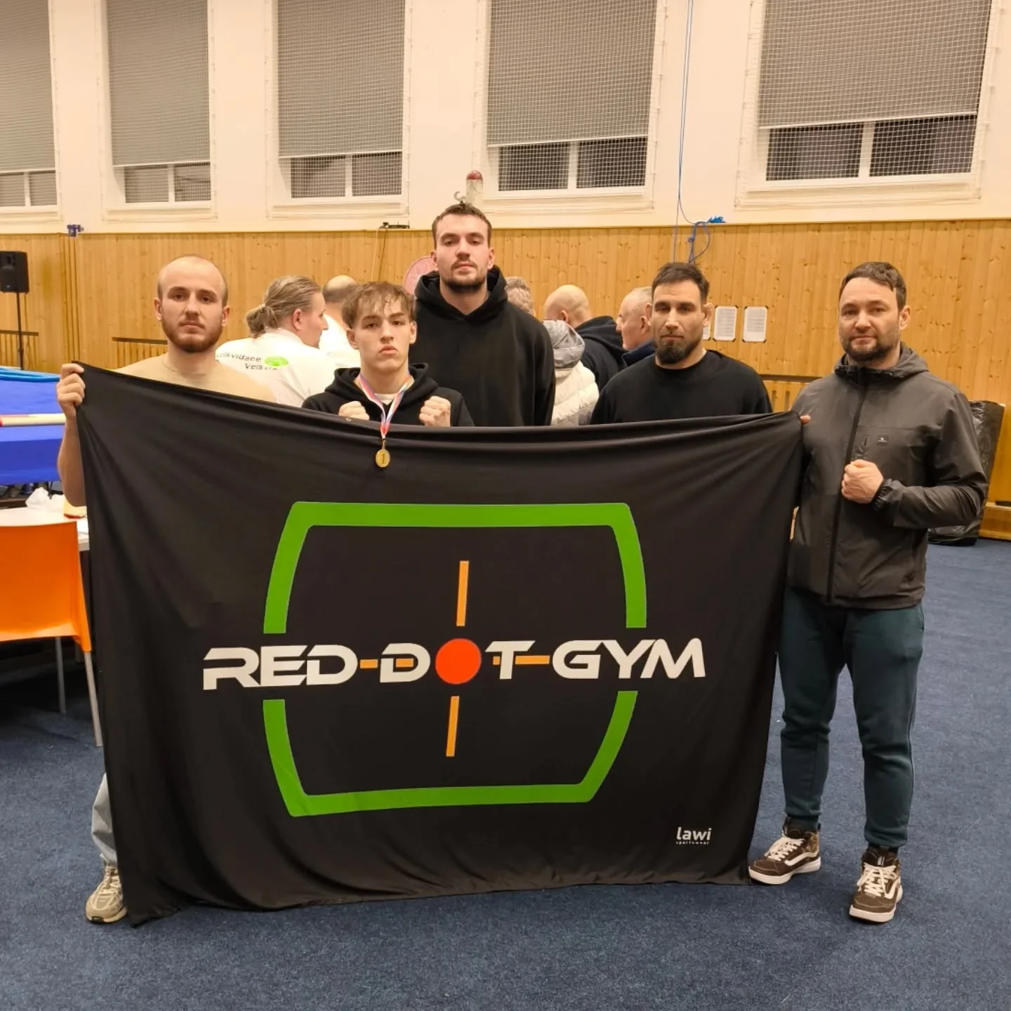 Další kolo Narodni ligy boxu Žandov

Jako první nastoupil Vláďa @vl_ad8851 Poniatovskyi, který do souboje mohl a měl dát více energie, což ví sám. Soupeř hodně tlačil, Vláďa hezky uhýbal, ale vracel málo úderů a tak prohrál na body.

Jarda @roggenbuckjaromir Roggenbuck nám naopak udělal velkou radost, do souboje až na počítání přinesl všechno, chuť po vítězství, agresivitu, ale i držení předem dané taktiky. O vítězství  nebylo sporu a tak se nám snad Jára vratil do formy a zase bude předvádět skvělé výkony 🏆👏

Venda @vaclav_jelinek1 Jelínek našel svého prvního přemožitele. Na těžkou váhu šlo o hodně aktivní zápas, ve kterém měl Venda v první polovině určitě navrch a měl spoustu šancí dostat soupeře do problémů, nebo do počítání. Jak to ale ve sportu často bývá, nedáš dostaneš a Venda byl ve třetím kole bohužel odpočítán, ač to chvíli vypadalo, že únavou padnou oba borci.

Na ligu nás mělo jet více, ale bohužel nás potkalo pár malých zranění a nebo jsme nenašli soupeře.

Borcům děkujeme za reprezentaci, pořád jsme stále na začátku a tak je každá zkušenost skvělá. Děkujeme všem co nás podporují a všem co makáte 🙏 Děkujeme také skvělé @u_janka_restaurace , kde jsme výlet zakončili.

Těšíme se na další dobrodružství 🥊🥋

#reddotgym #mladaboleslav #boxing #trainingfightingeveryday