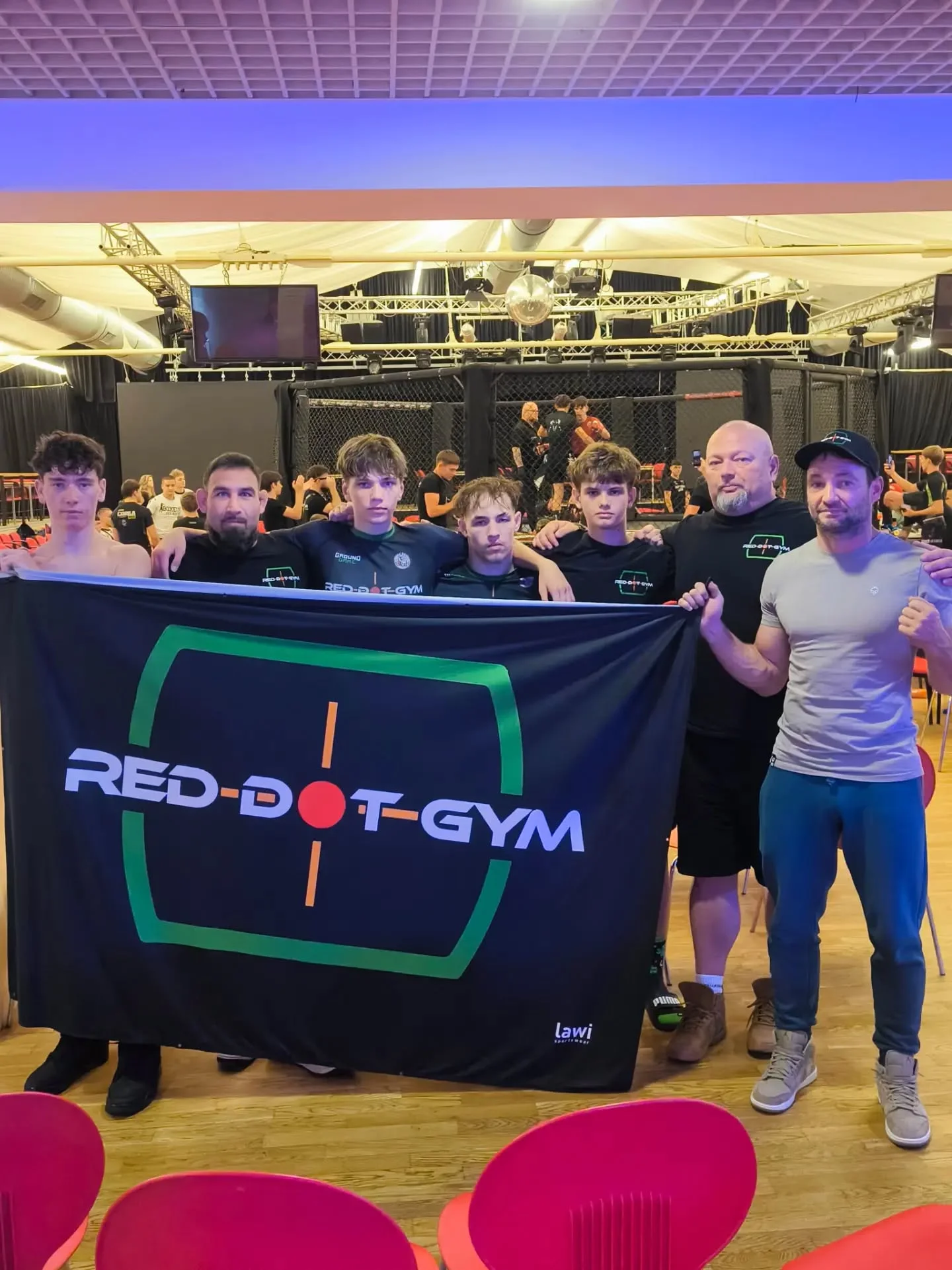 Naše první účast na lize MMA pod hlavičkou CSMMA za námi.

Ondra @koudasssss Koudelka stihl v jeden den rovnou dva zápasy ve kterých ukázal komplexnost, neztratil se ani v jedné z disciplín. V prvním zápase vyhrál dominantně na body, když začal každé kolo dobrým postojem, poté v každém kole hodil a kontroloval soupeře. Ve druhém zápase do sebe oba borci vlétli a byla z toho wrestlingová skrumáž, ze které Ondra utáhl armbar a tedy 1. kolo submission win. Krásná práce a skóre v MMA 2:0 pro Ondru 🏆

Lukáš @l_u_k_y_s_s_ Kubín měl vyřešeno cca za minutu a pár vteřin, soupeř natlačil Lukyho na pletivo, ale Luky soupeře přetočil, krásným hodem ho dostal na zem, sebral kimuru a hodně zkušeně dotáhl submission v 1. kole 🏆

Dominik @d.barvin Barvinský předvedl moc hezký boj, ale chybí mu ještě zkušenosti ve wrestlingu a grapplingu. Dominik měl šanci utáhnout několik submission, ale bohužel chyběli zmíněné zkušenosti. V postoji se neztratil, ale soupeř zkušeně Dominika kontroloval. Sice prohrál na body, ale velmi dobrý výkon 👏

Jarda @roggenbuckjaromir Roggenbuck si dal se soupeřem pořádnou bitku, ve které chlapci ukázali umění ve všech stylech. Nutno říct, že soupeř byl takticky zkušenější a Jarda naopak zaspával v přechodech mezi styly a udělal několik zbytečných chyb. I tak si Jarda vybojoval velmi hezké momenty a způsobil soupeři problémy, bohužel je ještě nedokázal využít a naopak ho soupeř ukončil TKO ve 2. kole. I tak velmi pěkný zápas 👏

Na první zkušenosti v MMA chlapci předvedli velmi dobré výkony, které nám udělali radost a ukázali velký potenciál do budoucna. Kluci měli zkušené soupeře a to klidně i s 10ti a více zápasy v MMA a tak si vezou i důležité zkušenosti.

Děkujeme tedy chlapcům za reprezentaci, všem rodičům a lidem co nás podporují. Také děkujeme celému týmu, bez dobrých parťáků by to nešlo 🙏

#reddotgym #forcabrava #mladaboleslav #mma #trainingfightingeveryday