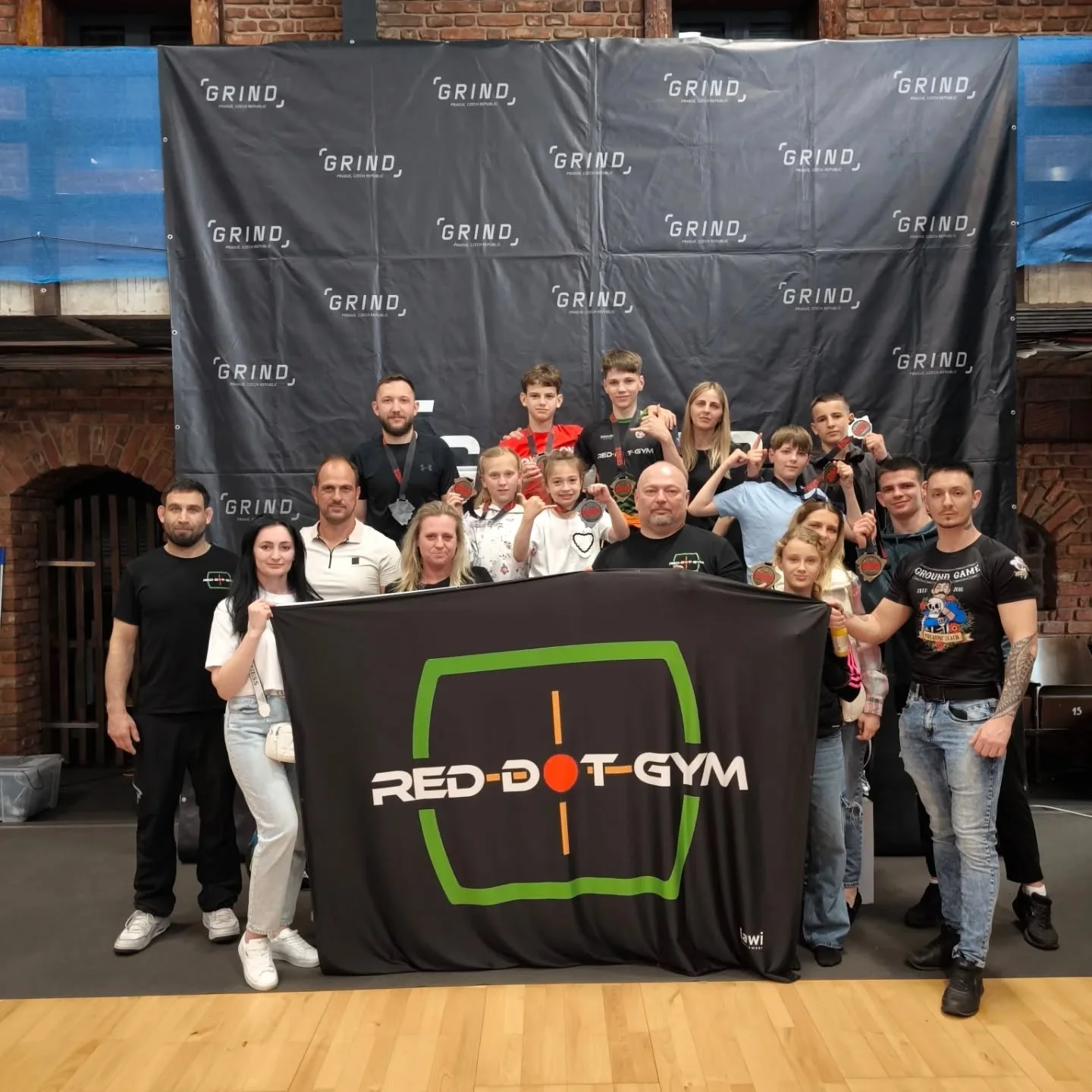 25.4. BJJ turnaj Grind Praha a Sanda (bez fotodokumentace)

Grind: Účasti asi největší dosavadní Grind, my jsme přivezli 11 jiteiros 🥋

Vojta @maestrovojta Novák Gi White Belts: skvělý výkon, teprve druhý turnaj od zlata nebyl daleko, nakonec krásné stříbro 🥈

Ivan @solovey_ivan_04 Solovei Gi Blue Belts: poprvé v kimonu modré pásy 100% submission zlato 🏆

Tomáš @stransky.tom_ Stránský Gi White Belts:  neprobojoval se do vyřazovací fáze, na zápasy 2:2 dotáhl 2 armbary a předvedl bojovnost 👏

Ondra @koudasssss Koudelka Gi Yellow - Green Belts: 2x Achilles, dohromady asi 45 vteřin na žíněnce, zlato 🏆

Emilka Vavrysevych Gi Yellow - Green: opět ukázala hezké BJJ a tentokrát odváží stříbro 🥈

Ondra Smutný Gi White - Gray: první turnaj se zkušenějšími soupeři bohužel 0:4, ale šel krasně a příště bude jistě lepší 👏

Luky @l_u_k_y_s_s_ Kubín Gi Yellow - Green: předvedl skvělý výkon i odhodlání a odváží si zlato 🏆

Jarda @yaroslav_bjj Solovei No-Gi začátečník: Velké zlepšení a stříbro 🥈

Johanka Vrabcová Gi White - Gray: se zkušenějšími soupeři bronz 🥉

Emča Linková Gi Yellow - Green: se na žíněnce také dlouho nezdržela a odváží si zlato 🏆

Vovka @vovka_demchuk Demchuk Gi Yellow - Green: tentokrát opravdu zabral a také si odvezl zlato 🏆

Jako tým jsme se v dětech umístili na bronzové příčce 🥉
V dospělých jsme se dlouho drželi také vysoko, nakonec 7. příčka že 43 týmu 👏

Sanda:

Jarda @roggenbuckjaromir Roggenbuck bohužel v prvním zápase na body těsně prohrál, a do druhého mu nenastoupil soupeř, tedy bronz 🥉

Honzik @jan.sulcxd Šulců předvedl velké zlepšení a hlavně první zápas byla pastva pro oči, kombinace, kreativita, tvrdost z obou stran, Honzík měl i šance zápas ukončit předčasně, ve druhém zápase už ale Honzíkovi došel plyn a tak prohrál na body, krásné stříbro 🥈

Venda @vaclav_jelinek1 Jelínek začal svůj zápas výborně, pak ale dostal nelegální koleno na hlavu a soupeř začal zápas otáčet, Venda dobojoval na body, předvedl zlepšení a odvezl si stříbro 🥈

Děkujeme moc všem závodníkům, už Vás je pořádná banda a předvádí tě hezké výkony 🙏 Děkujeme také rodičům a všem co nás podporují 🙏

#reddotgym #mladaboleslav #bjj #sanda #trainingfightingeveryday